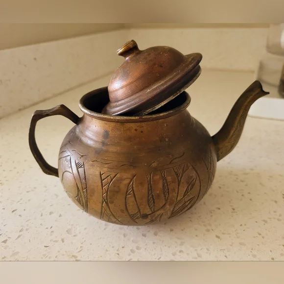 Vintage Hand-Engraved Copper Teapots – Set of 2 – Signed “SAR AHMET / GAZIANTEP” - Picture 5 of 9